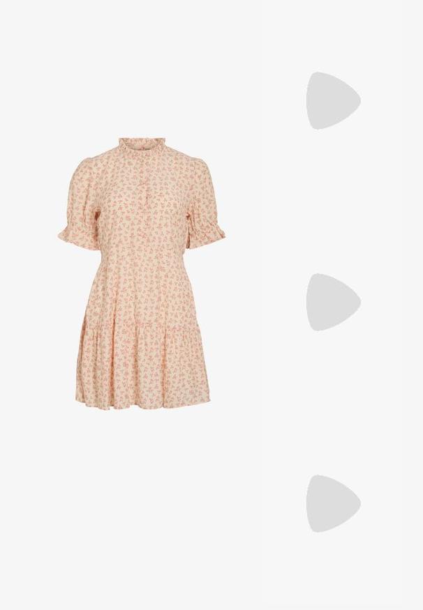 Robe courte beige clair avec petit imprimé floral rose, col montant à volants, manches courtes bouffantes avec poignets volantés et fermeture à boutons sur le devant.; Chaussure à talons hauts à imprimé floral, avec un bout pointu, fond nude, et un détail froncé à l'avant, agrémentée d'un accent de rose.; Sac à main rose rembourré avec un design arrondi, fabriqué à partir d'un matériau brillant. Dispose d'une poignée froncée et d'une fermeture éclair pour un accès sécurisé.; Boucles d'oreilles en forme d'étoile dorée avec une finition lisse et brillante et un design tridimensionnel, comportant cinq pointes et une texture légèrement incurvée.