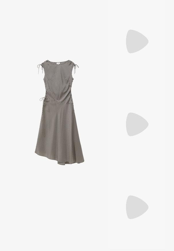 Robe midi sans manches à carreaux noir et blanc avec liens ajustables aux épaules et à la taille, ourlet asymétrique, taille cintrée.; Mules noirs en cuir à bout ouvert avec un design courbé et un talon aiguille. Texture lisse et style minimaliste, avec une découpe à l'avant.; Lunettes de soleil noires en forme d'œil de chat avec des verres sombres, monture en plastique brillant et branches effilées avec un logo discret sur la branches.; Sac à main en cuir noir avec une finition texturée. Présente une forme incurvée, une fermeture éclair et une garniture métallique bicolore sur la sangle.