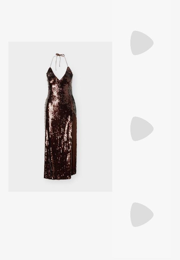 Robe dos nu longue jusqu'au sol avec des sequins brun-noir et une fente latérale, nouée au cou avec de fines ficelles.; Sandale à talons hauts métalliques dorés avec une fine bride cheville, bout ouvert et un design épuré. Présente une texture lisse et des détails minimalistes.; Pochette argentée recouverte de petits strass avec une poignée courte en barre métallique sur le dessus, sur fond blanc.; Boucles d'oreilles en métal argenté ornées de plusieurs pierres précieuses en cristal transparent en forme de goutte et de marquise, avec des fermoirs à levier et des détails complexes.