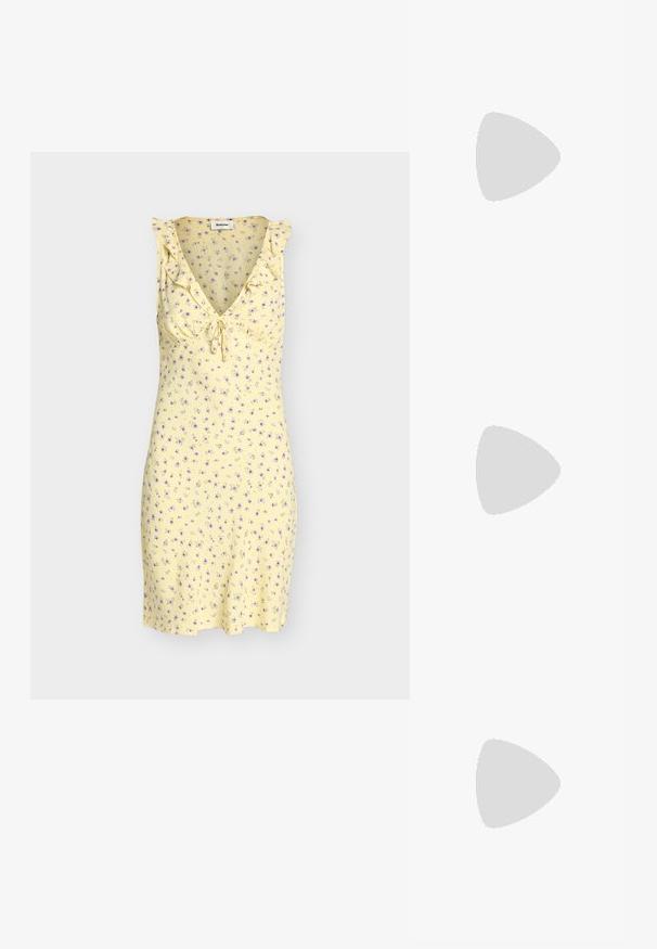 Gelbes ärmelloses Minikleid mit kleinem lila Blumenmuster, gerafftem V-Ausschnitt und vorderer Bindeverzierung.; Weiße Plateau-Pantoletten mit einer glatten Oberfläche, offenem Zehendesign und einem klobigen Absatz. Merkmale sind eine subtile obere Naht und eine kontrastierende Sohle.; Kleine Beuteltasche aus glänzenden cremefarbenen Perlen mit einem Schlaufenhenkel aus Perlen und dekorativem Perlenknoten als Verschluss.; Goldene, mondförmige Ohrringe mit glatter Oberfläche, die orangefarbene Akzente nahe dem Stecker und silberne Beschläge aufweisen.