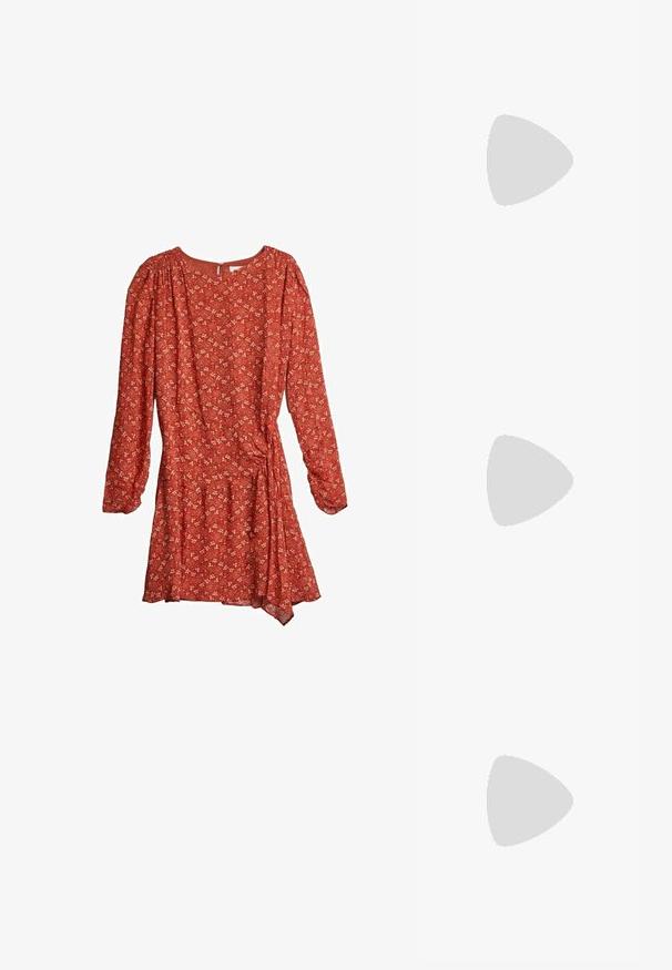 Rust rød minikjole med lange ærmer med lille blomsterprint, rund halsudskæring, rynket skulderdetalje og asymmetrisk taljedraperi.; Zign Høje støvler/ Støvler - black; Brun ruskinds hobo-taske med et bredt, buet håndtag og åben top, som har et enkelt design og en glat tekstur, ideel til afslappet brug.; Øreringe i sølvfarve med små klare rhinsten, med et tekstureret, halvcirkelformet design og låsebeslag.