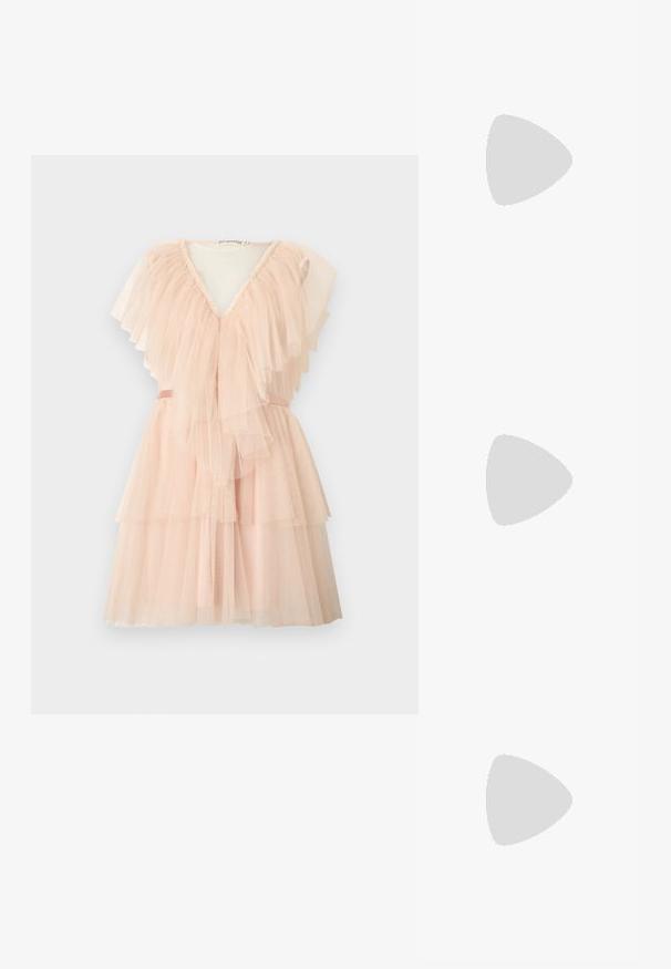 Lys lyserød kjole i lag af tyl med V-hals, flæseærmer og taljeret pasform.; Pink laklæder højhælet sko med spids tå og tynd hæl. Glat tekstur med en blank finish. Ingen synlige accenter eller mønstre.; Cremefarvet satin clutch med perle- og blomsterbroderi på klappen og en tynd guldkæde som strop på hvid baggrund.; Perle-droppøreringe med aflange tråde, der indeholder hvide perler i forskellige former og sølvdetaljer øverst.
