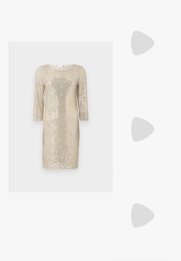 Sølvglitrende kjole i lys guld med lange ærmer, rund hals og tætsiddende silhuet. Har en glitrende tekstur og lodret mønster.; Metallic guld højhælede pumps med spids tå, slank hæl, glat tekstur og minimale syninger på overdelen.; Lille rektangulær mørkegrå clutch pyntet med klare rhinsten i et strålende mønster og en sølvkæde som strop.; Par sølvfarvede øreringe med klyngede klare facetterede krystaller i runde og marquise former på hvid baggrund.