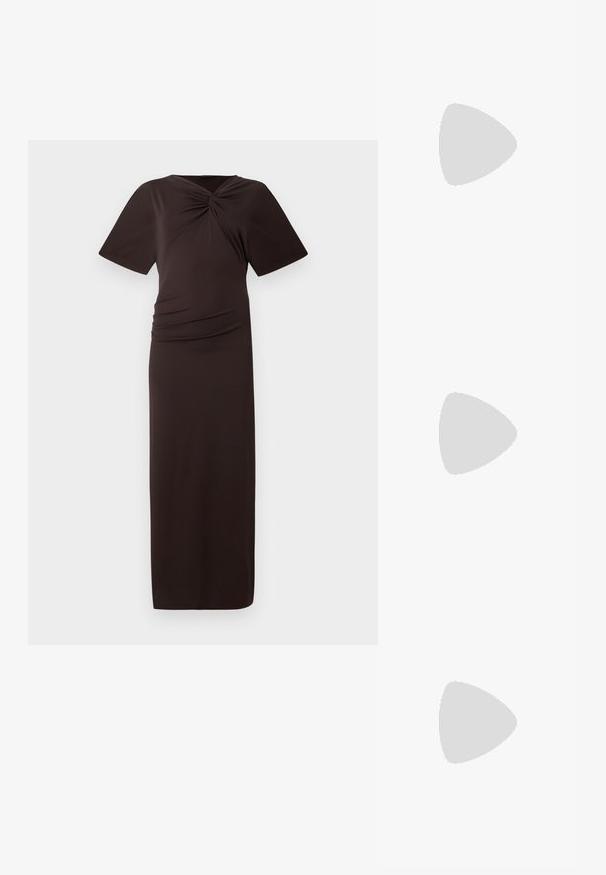 Robe longue marron foncé avec des manches courtes larges et un détail de nœud torsadé sur la poitrine, cintrée à la taille et aux hanches.; Escarpin en cuir verni bordeaux avec nez pointu, petit talon, détails de bride décoratifs et finition brillante.; Sac noir en forme de croissant avec une surface texturée et une poignée rigide en ton doré ornée de décorations en spirale.; Boucles d'oreilles en forme de serpent ton or ornées de petits cristaux clairs sur un fond clair uni.