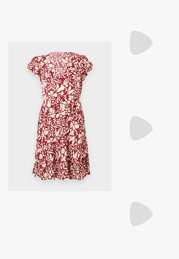 Vestido con estampado floral en burdeos y crema, con mangas cortas, cintura ajustada y un dobladillo con volantes en capas. Tejido ligero con un acabado texturizado.; Mules negros de punta puntiaguda con tacón bajo y una correa ajustable con hebilla. Material de cuero liso con acabado brillante.; Bolso tote de cuero negro con paneles grandes cuadrados tejidos y dos asas redondeadas sobre un fondo liso y claro.; Pendientes de plata con una forma orgánica y abstracta. Superficie lisa y brillante con un diseño cónico. Presentan suaves curvas y un detalle de línea central.