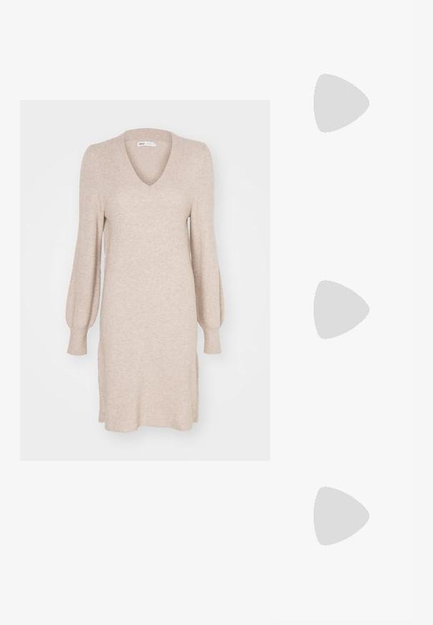 Robe en maille beige avec un col en V, des manches longues bouffantes et une texture côtelée. Comprend des fentes latérales pour plus de style et de confort.; Botte en cuir marron mi-mollet avec bout pointu et talon haut épais, vue de profil sur fond blanc.; Sac à main plissé jaune en simili cuir lisse, arborant une forme douce avec une bandoulière unique et un design froncé sur le dessus.; Paire de boucles d'oreilles créoles moyennes lisses ton or avec fermoirs à charnière sur fond clair uni.