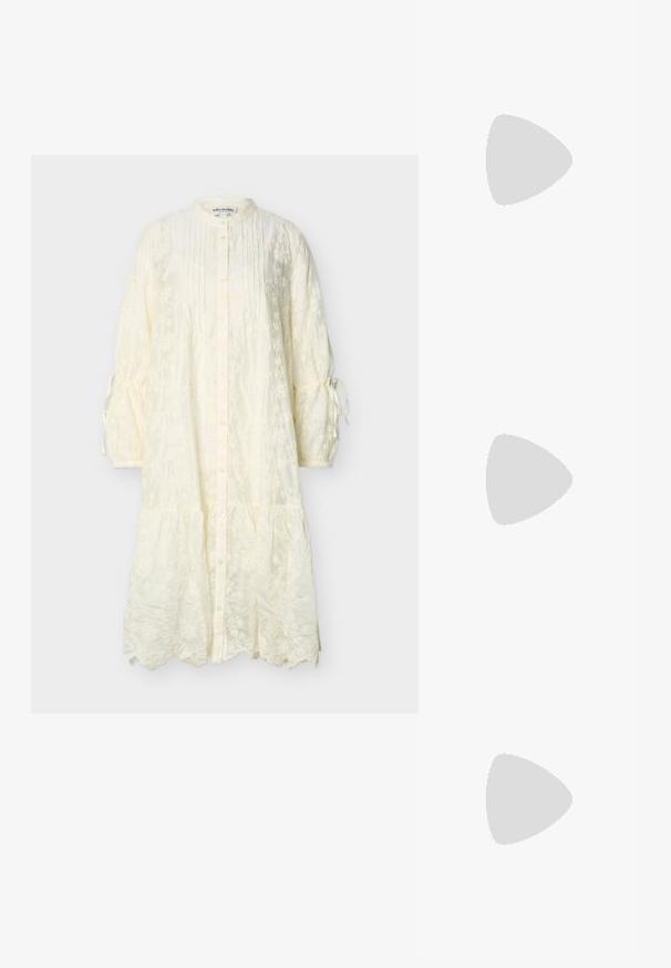 Longue robe blanche cassée brodée de fleurs avec ouverture à boutons sur le devant, manches longues ballons nouées aux poignets, et ourlet à volants.; Botte en suède beige, hauteur genoux, avec un bout arrondi et une finition texturée. Talon en bois marron, avec un détail de logo subtil près de la cheville.; Lunettes de soleil rondes teinte brun avec une monture bordeaux brillante. Branches fines avec un détail de marque subtil. Design de verres plats.; Even&Odd Sac à main - brown