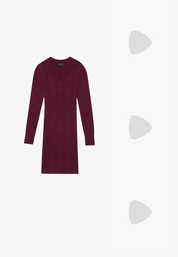 Bordeaux gebreide jurk met een V-hals, lange mouwen, geribde manchetten en een kabelpatroon over de hele jurk. Aansluitend ontwerp rond de taille.; Kastanjebruine leren laarzen tot de knie met een spitse neus, een stilettohak en een decoratieve gespsluiting rond de enkel. Glad van structuur.; Rechthoekige zwarte leren handtas met een enkele lange schouderband en een glanzende afwerking, weergegeven tegen een effen witte achtergrond.; Zilveren creool oorbellen met een gladde, reflecterende oppervlak. Ronde, grote vorm met een veilige sluiting aan de bovenkant. Gepolijste afwerking toont de glans.