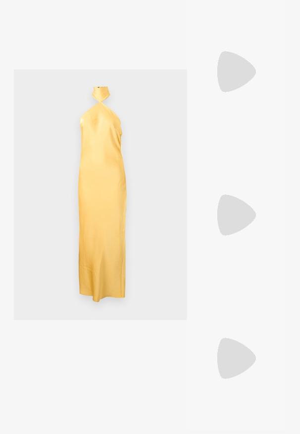 Lange satijnen halterjurk in bleekgeel met een aansluitend silhouet en een zoom tot op de enkel tegen een effen achtergrond.; Zwarte gepatineerde leren slingback hakken met een spitse neus en een geometrische blokhak. Kenmerkt zich door een slank, minimalistisch ontwerp en een gladde textuur.; Geel geplooide handtas van soepel nepleer, met een zachte vorm, een enkele schouderriem en een verzameld ontwerp aan de bovenkant.; Oorbellen in goudkleur met drie onregelmatige, gladde, afgeronde segmenten die verticaal opgestapeld zijn op een egale lichte achtergrond.