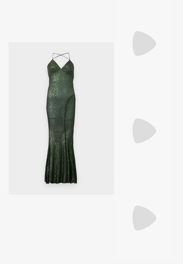 Groene avondjurk met pailletten, een getailleerde pasvorm, spaghetti bandjes en een uitlopende zoom, met verticale strepen van pailletten voor textuur.; Witte gepolijste leren hoge hakpump met een spitse neus en slanke stilettohak, met een gladde textuur en een beige interieur.; Zwarte clutch met een satijnen afwerking, voorzien van een gestructureerde metalen strikdetail. Inclusief een kettingriem voor veelzijdige draagopties.; Ronde oorbellen van metaal, voorzien van meerdere heldere, facetteerde stenen die in een sprankelend patroon zijn gerangschikt. Kleurloos en reflecterend.