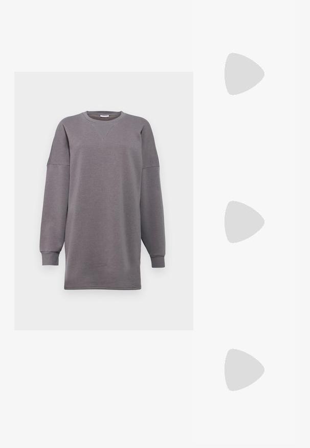 Harmaa ylisuuri huppari, jossa on pitkät hihat, pyöreä kaula-aukko ja hienovarainen ommelyksitys edessä. Valmistettu pehmeästä, tekstuuripinnoitteisesta kankaasta.; Mustat nilkkurit tekoturkistuksella, joissa on teksturoitu materiaali, pyöreä kärki ja litteä kumipohja. Mukana nauhakiinnitys.; Mustat auringonlaseja, joissa on ohut ja kulmikas kehys, tummat tummennetut linssit ja kohokuvioitu logo yksityiskohtana sarvessa. Sileä matta pinta.; Musta nailoninen olkalaukku, jossa pehmeä, pehmustettu olkahihna, vetoketjusuljenta, logokilpi ja koristeelliset kiristysnyörin yksityiskohdat. Sileä pinta ja pyöreä muoto.