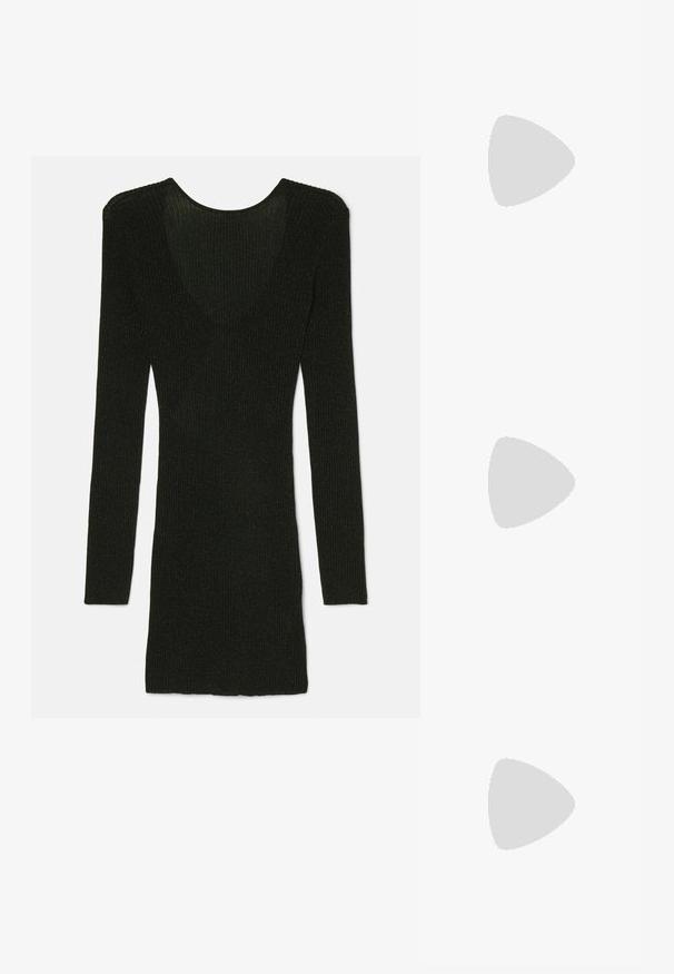 GCDS DEGRADE CLIP DRESS - Kampsunkleit - black; Roosa ja musta käärikute mustriga põlvini ulatuv saabas, millel on terav nina ja metallne aktsent kanna peal. Silus tekstuur ja korralik disain.; Väike hõbedane metallist õlalõikaja ümarate, volditud detailidega ja sulguriga, millel on kaks hõbedast palli.; Hernäidis kujulised kõrvarõngad, mis on valmistatud hõbedatooni metallist, ja mille servi kaunistavad selged ristkülikukujulised klaasikivid.