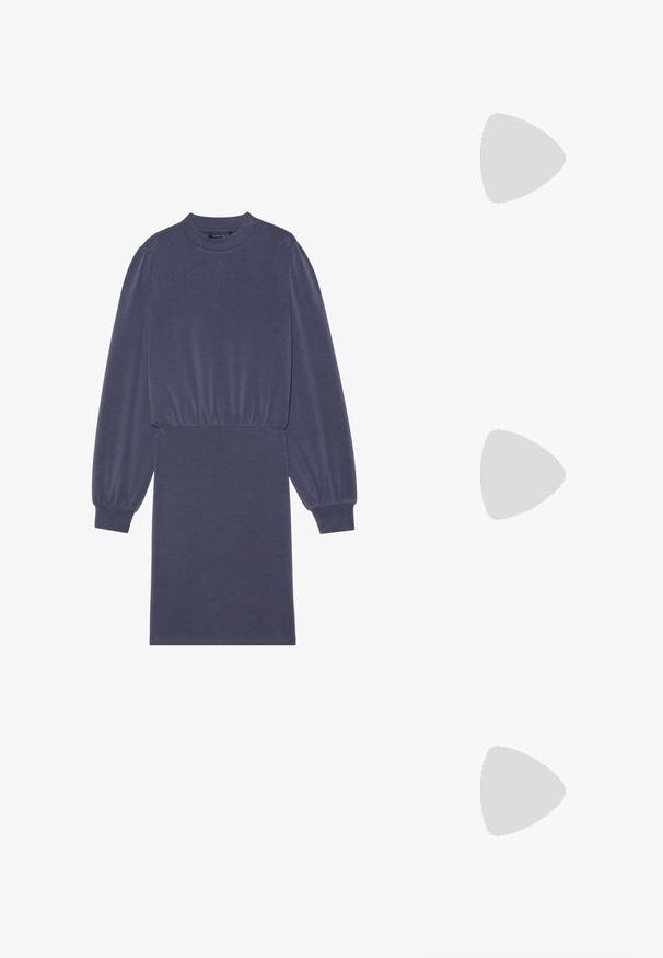 Mørkeblå langærmet kjole med rund hals, samlet talje og elastiske manchetter, lavet af et blødt, glat stof med et minimalistisk design.; Sorte læder cowboystøvler med spids tå, præget svungen mønster og en mid-højde hæl. Har en trækflap for nemt at tage på.; Sort læder tote bag med to robuste håndtag, der har en glat tekstur, rektangulær form og diskrete syningsdetaljer langs kanterne.; Sølvøreringe med en glat, afrundet design og en blank finish. Har en enkel hængselåbning for nem påføring.
