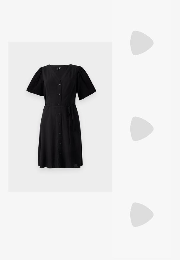 Vestido negro con escote en V, mangas cortas abullonadas, cierre de botones en la parte delantera y cinturón atado en la cintura. Tejido suave y diseño a la altura de la rodilla.; Sandalias de plataforma de cuero negro con diseño de puntera abierta, correa en el tobillo y un tacón cuadrado grueso. Textura suave y estilo minimalista.; Gafas de sol rectangulares negras con lentes oscuros, montura de plástico grueso y patillas anchas. Superficie lisa y diseño anguloso.; Even&Odd H24462 - Bolso de mano - black