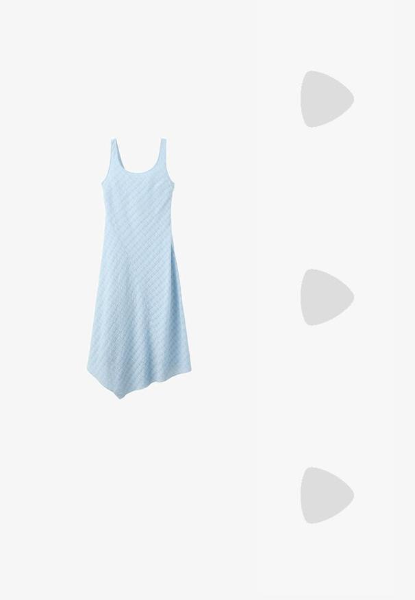 Vestido sin mangas azul claro con escote redondo y dobladillo asimétrico hecho de tela texturizada.; Persona vestida con pantalones sueltos de color gris oscuro y zapatos negros sin cordones, de pie sobre un suelo de madera clara contra una pared lisa.; Gafas de sol ovaladas negras y elegantes con lentes oscuras y patillas rectas, reposando sobre una superficie blanca.; Pequeño bolso negro brillante con dos asas largas y detalles de cordón lateral sobre un fondo claro liso.