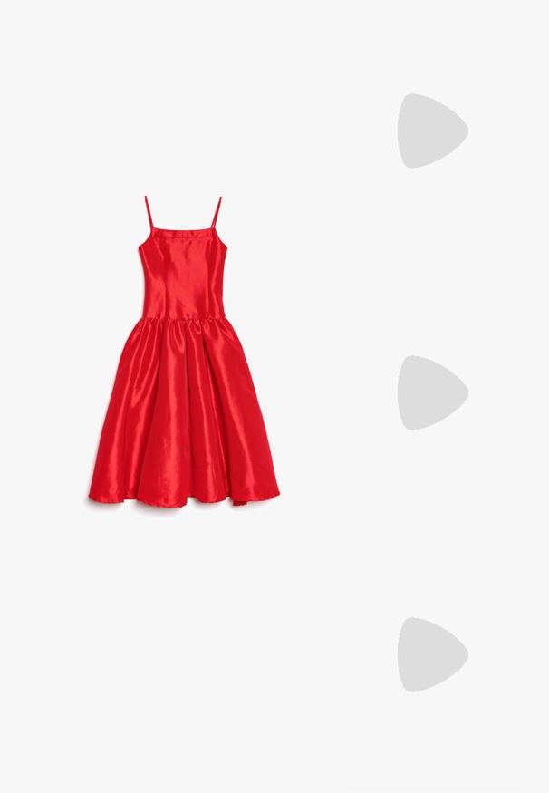 Punane satiinist kleit õhukeste rihmade, keha ümber istuva korseti ja lahvatuva, voldilise seelikuga. Sile tekstuur, läikiva viimistlusega ja laineline äärepael.; Must black patent leather kõrge kontsaga king, terava nina disain, sujuv siluett ja peen stiletto konts, millel on sile, läikiv viimistlus.; Must mustran nahkakott tekstureeritud pinnaga, püramiidikujuline ja hõbedaste äärtega alt. Omab ümmargust käepidet.; Punane läikiv nahkvöö, mis on rullitud ümber ümmarguse kuldse metallpannaliga ja sobiva kuldse rihmaümbrisega, valgel taustal.