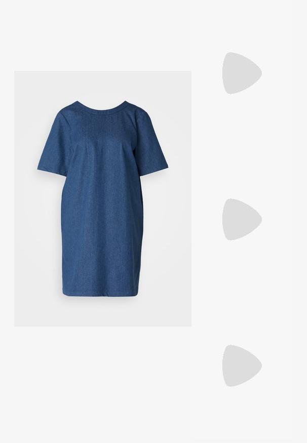 Blauwe denimjurk met korte mouwen, een ronde halslijn en een losse pasvorm. Gladde textuur en strakke lijnen, geen zichtbare details of patronen.; ALDO CELIE - Sandalen met hoge hak - black; Zwart leren handtas met een driehoekige vorm, schuine klep en een ronde handgreep. Heeft een gladde textuur en minimalistische ontwerpelementen.; Zilveren oorbellen in de vorm van een gladde, glanzende ring. Circulaire vorm, voorzien van een veilige sluiting. Eenvoudig en elegant ontwerp.