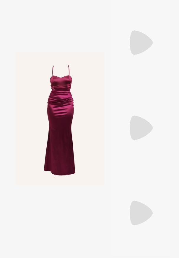 Bordeaux satin aftenkjole med spaghetti-stropper, tætsiddende liv og svajende nederdel. Har ruching-detaljer på siden.; Bordeaux patentlæder højhælede sko med spids tå, ankelrem og en 10 cm stiletto hæl. Glat tekstur og minimal detaljer.; Burgundy læder clutch taske med et slankt, fladt design. Udstyret med en gylden kædestrop og en vinklet flaplukning. Glat tekstur med subtil glans.; Sæt af gyldne øreringe, der indeholder forskellige former: små hoops, chunky halvmåner og kæde-accenter. Glatte og teksturerede overflader.