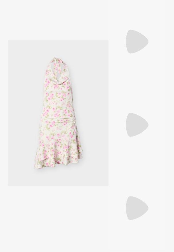 Λευκό φόρεμα με λαιμόκοψη halter, ροζ και πράσινο floral μοτίβο, εφαρμοστό μπούστο και βολάν στη βάση, σε μονόχρωμο φόντο.; Ανοιχτό μπεζ επίπεδες σανδάλια με διασταυρούμενες λωρίδες, λείο συνθετικό πάνω και καφέ επίπεδη καουτσούκ σόλα. Χωρίς διακοσμήσεις ή σχέδια.; Μαλακό, κρεμ δερμάτινο τσαντάκι χειρός με σχεδίαση με gathers και λεπτό λουράκι ώμου, τοποθετημένο μπροστά σε απλό φόντο.; Σκουλαρίκια από μέταλλο σε χρυσό τόνο με λείο, στρογγυλό σχήμα και γυαλιστερή φινίρισμα. Απλός σχεδιασμός χωρίς επιπλέον διακοσμητικά στοιχεία.