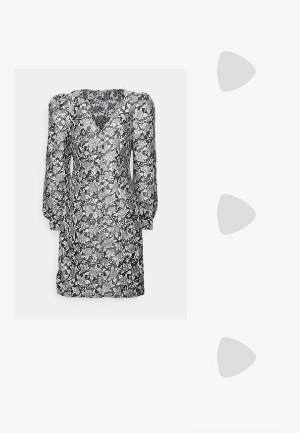 PIECES Tall PCMERCY V NECK DRESS - Cocktailkjole / festkjole - black; Sorte ankelstøvler med en blank finish, firkantet tå og en tyk blokhæl. Designet har en strømlinet silhuet og minimal branding.; Sort håndtaske i krokodilletekstureret læder med sølvfarvet drejelås og lang sølvkæde med læder skulderpude.; Sølv hoop øreringe med et kors og hjerte charm. Glat, skinnende tekstur med en poleret finish. Hver charm hænger fra en sikker løkke.