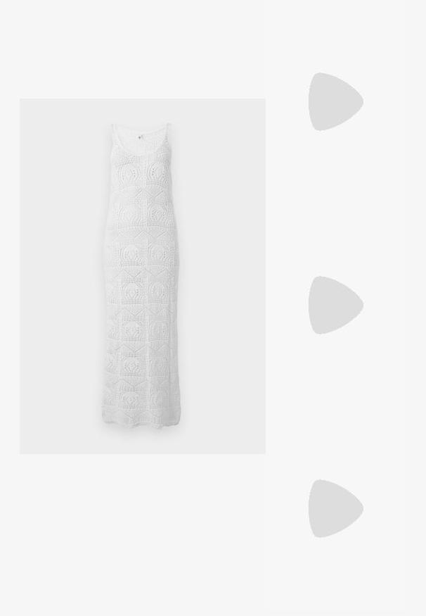 Robe maxi blanche sans manches en crochet avec encolure dégagée et motifs géométriques en dentelle sur toute la surface.; Sandale à glissière en tissu beige avec un dessus noué et une semelle en jute tissée. Style plat, ouvert à l'avant, présentant un bord texturé et tressé.; Lunettes rectangulaires teintées de brun avec une finition brillante, dotées de branches fines et de verres transparents. Logo visible sur la branche gauche.; Sac à main tressé de couleur crème, forme arrondie, poignée courte et fermoir décoratif doré suspendu au centre devant.