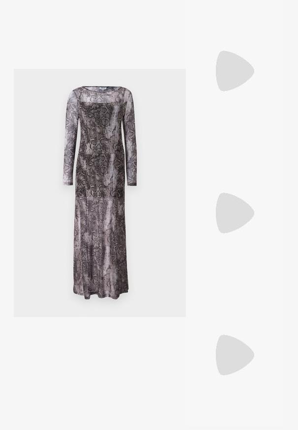 Robe longue à manches longues avec un imprimé serpent ; présente un tissu transparent dans des nuances de gris et de noir, avec un décolleté carré.; Chaussure à talon haut noire à bout pointu avec brides enveloppantes autour de la cheville et plusieurs œillets sur le devant pour laçage.; Sac à main noir de forme arrondie, fabriqué en matériau lisse. Doté d'une poignée douce et froncée ainsi que d'une bandoulière en chaîne métallique pour plus de polyvalence.; Boucles d’oreilles créoles en métal argenté avec une surface lisse légèrement incurvée et des fermoirs à clapet sur un fond blanc uni.