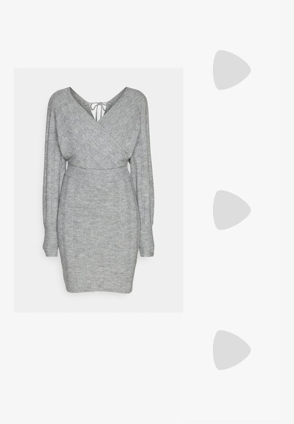 Halli kootud kleit, millel on ümber mähise disain, sügav V-kaelus, pikad varrukad ja kitsas talje. Tekstureeritud kangas on varustatud vertikaalsete soontega.; Even&Odd by Zalando Platvormsaapad - black; Must kharmu kott, mille käänekuju, hõbedane ahelastring, tõmblukuga sulgur ja esiküljel embosed brändi logo. Sile tekstuur.; Hõbedased rõngastikkaehingad minimalistlikus disainis. Ümar kuju, sile tekstuur ja õhuke profiil. Kerged ning poleeritud viimistlusega.