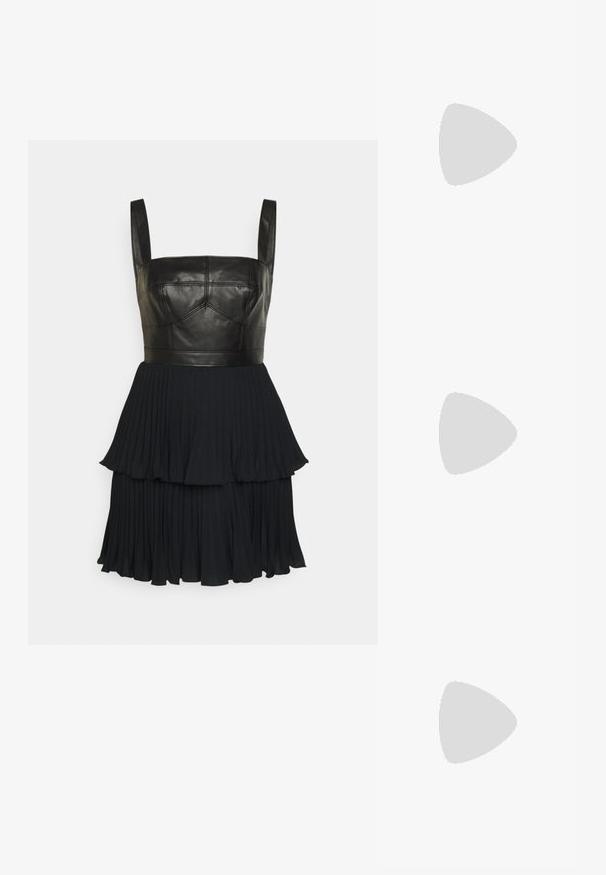 AMUR MINI - Juhlamekko - black; Musta nahkainen polvipitkä saapas, jossa on löysä muotoilu, terävä kärki ja korkea korko. Ominaisuuksiin kuuluu pehmeä rakenne ja rypytetty yksityiskohta.; Musta punottu käsilaukku, joka on muotoiltu kampasimpukan kuoreksi, jossa on kaareva yläosa ja kudottu pinta yksinkertaisella taustalla.; Kultasävyinen metallirannekoru, jossa on toisiinsa liitetyt ketjuelementit, kiillotettu pinta ja solkilukko turvalliseen käyttöön.
