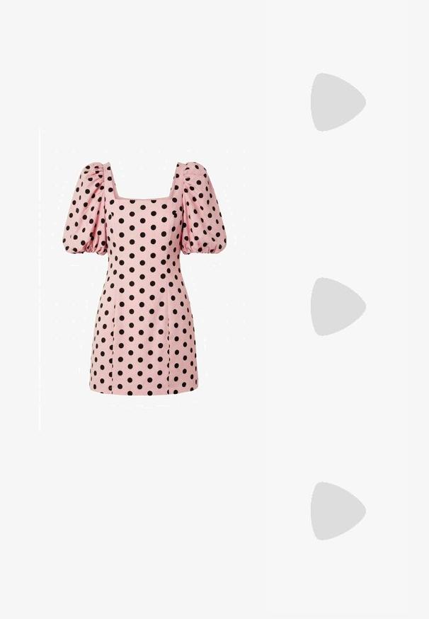 Vaaleanpunainen minimekko, jossa isoja mustia pilkkuja, neliönmuotoinen pääntie ja liehuläppähihat.; Musta patentoitu nahka Mary Jane korkokengät, joissa on teräväkärkinen muotoilu, keskikokoinen lohkokorko ja koristeellinen kultabuckl strapissa.; Valkoinen poimutettu clutch-laukku, jossa on näyttävä nauhatyyny ja kultaketjuolkaimi. Pehmeä pinta, jossa on rypytetty muotoilu edessä.; Valkoinen topattu satiinipanta, jossa pieniä strassikoristeita toisessa päässä, yksinkertaisen vaalean taustan edessä.