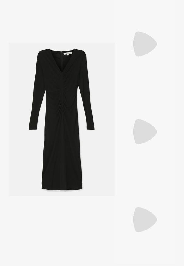 Schwarzes langärmliges Midikleid mit gerafftem Vorderteil, V-Ausschnitt und Reißverschluss hinten, auf weißem Hintergrund präsentiert.; Schwarze Leder-Mules zum Hineinschlüpfen mit spitzer Zehe, geraffter Textur und kleinem Kitten-Heel. Verfügt über ein Zugbanddetail am Öffnung.; Schwarze Lederzugbeutel mit gerafftem Design, silbernen Beschlägen und verstellbaren Trägern. Die strukturierte Oberfläche verleiht Tiefe.; Silberne Creolen mit verlängerten ovalen Gliedern, die eine polierte Oberfläche und einen strukturierten Anhänger aufweisen. Einfaches Design mit glatten Kanten.