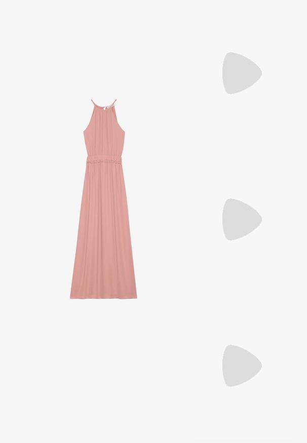 Pastel rosa kjole med halterneck, plisseret forstykke og elastisk talje. Stoffet er glat med en svajende nederdel og flæsekant.; Guldmetallic hæle med rund tå, ankelrem og blokhæle. Glat tekstur med en skinnende finish og tværrem-design.; Lille plisseret beige håndtaske med et knyttet håndtag og tre runde perlearmbånd viklet omkring midten.; Sølvøreringe med flere klare krystaludsmykninger, med en struktureret overflade og et åbent rundt design.