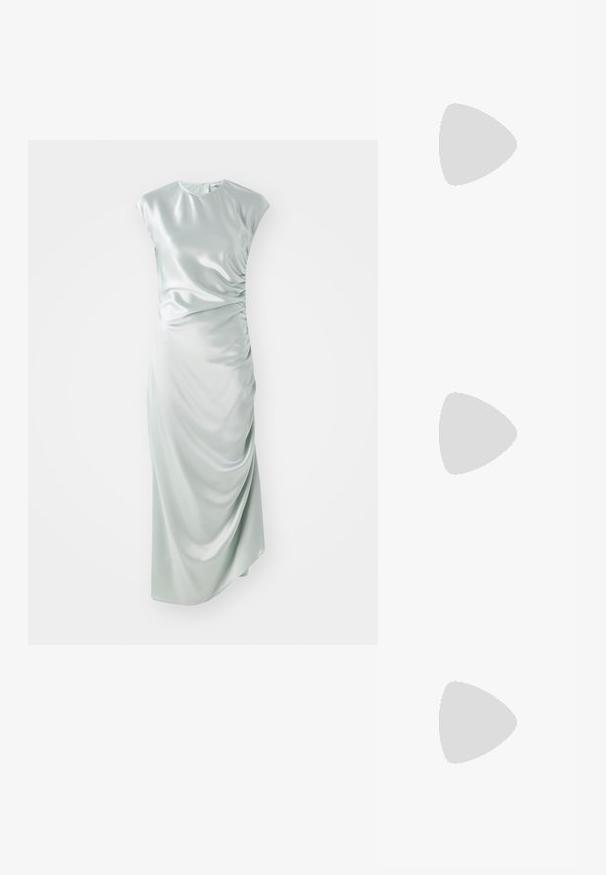 Robe midi en satin de couleur vert clair, présentant des manches courtes, un col rond, des détails de fronces sur les côtés et une silhouette ajustée.; Chaussure plate en cuir noir avec un bout arrondi et un design froncé le long de l'ouverture. Présente un détail discret en métal argenté sur le devant.; Pochette en tissu crème avec un design froncé, cadre en métal argenté, deux boules décoratives, et une bandoulière chaîne argentée.; Boucles d'oreilles créoles argentées avec un design torsadé. Bords arrondis et finition brillante. Fermoirs ouverts pour un port facile. Texture lisse sur toute la surface.