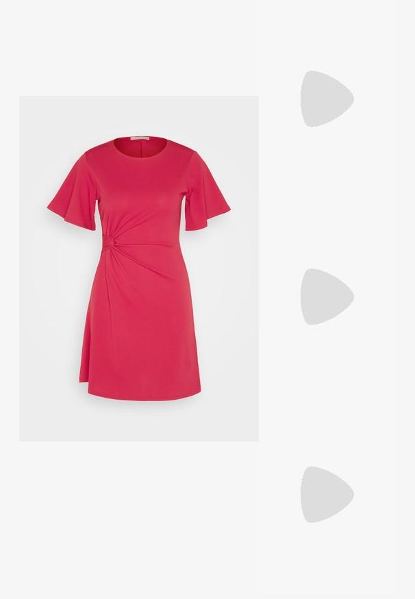 Anna Field Jerseyjurk - red; Zwarte leren slingback ballerina met spitse neus, voorzien van twee horizontale bandjes en vierkante zilveren gespen, lage hak en een gladde textuur.; Zwarte en zilveren handtas met een gestructureerd oppervlak dat een diamanten patroon vertoont, een geknoopt handvat en een gestructureerde vorm.; Drie paar zilveren oorbellen: korte studs met duidelijke stenen, hartvormige hangers en grote creolen met een gestructureerde afwerking.