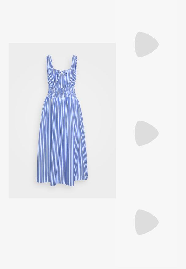 Blau-weiß gestreiftes Kleid mit taillierter Oberseite, breiten Trägern und elastischem Bund. Der Rock reicht bis zum Knie. Baumwollmaterial.; Weiße Plateau-Pantoletten mit einer glatten Oberfläche, offenem Zehendesign und einem klobigen Absatz. Merkmale sind eine subtile obere Naht und eine kontrastierende Sohle.; Klare, quadratische Kunststoffbrillen mit durchsichtigen Gläsern, die goldene Akzente an den Bügeln für zusätzliche Details aufweisen.; Silberne Creolen mit minimalistischem Design. Rundform, glatte Oberfläche und dünnes Profil. Leichtgewichtig mit hochglänzender Oberfläche.