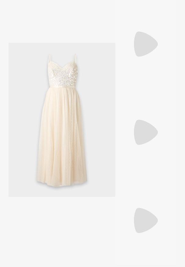Crèmekleurige mouwloze jurk met een lijfje met bloemmotief van pailletten en een vloeiende tule rok met een subtiel polkadotpatroon.; Steve Madden VERO - Hoge hakken - champagne; Witte bloemenhandtas met een gatherend stoffen oppervlak, gouden kettingriem en metalen sluiting. Heeft textuur op de bloemblaadjes voor extra detail.; Goudkleurige oorbellen met een druppelontwerp, met een centrale parel omringd door kleine heldere kristallen. Scharnier sluiting.
