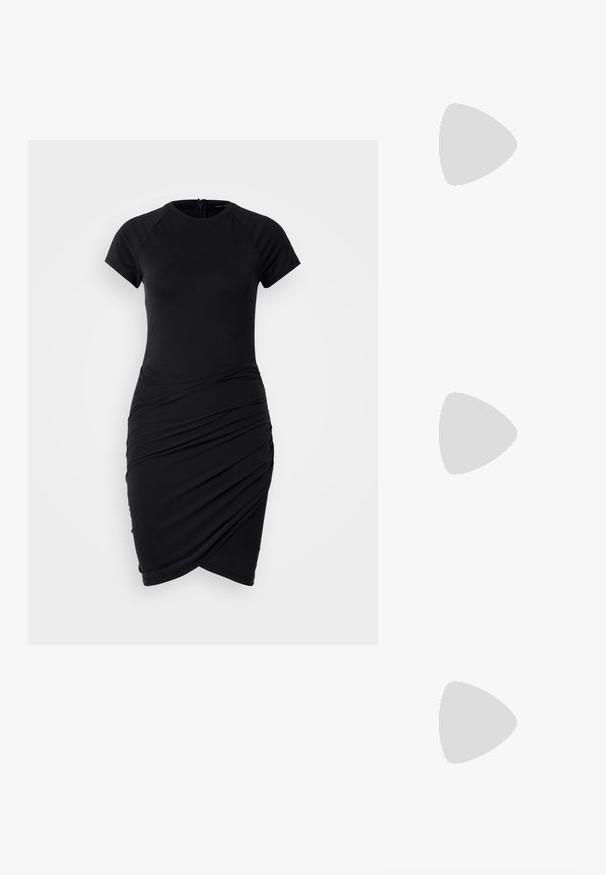 Good American SANDWASHED WRAP DRESS - Jerseykjole - black; Sorte patentlæder slingback hæle med spids tå, blokhæl og justerbar rem. Glat tekstur og minimalistisk design.; Sort-hvid slangemønster skuldertaske med en rund form, glat tekstur og en buet rem. Har et sølvfarvet hardware-accents.; Sølvøreringe i form af hoops med en glat, blank finish. Cirkulær form, der har en sikker lås. Simpelt og elegant design.