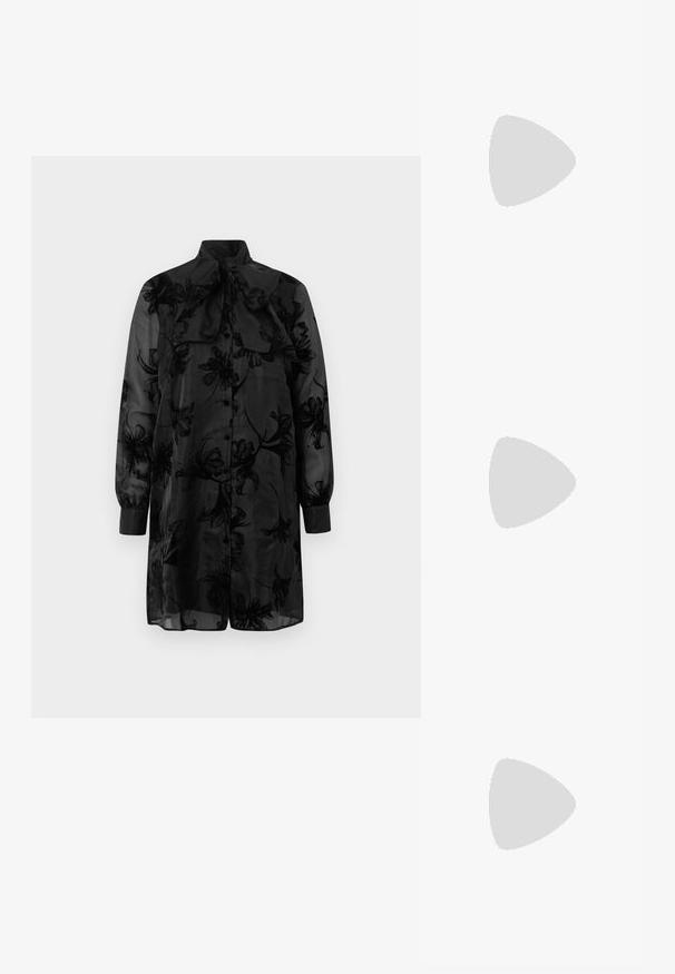 Sort gennemsigtig bluse med blomsterbroderi, høj hals og sløjfedetalje. Lange ærmer med samlede manchetter. Flydende, let stof.; Sorte patentlæder højhælede sandaler med tre horisontale stropper og en justerbar ankelstrop. Elegant silhuet og skinnende finish.; Sort skuldertaske i krokodillelæder med lange stropper og lille sølvlogo-charm på den ene strop.; Par skinnende sølvøreringe med tynde trådlåse, vist på en lys grå baggrund.