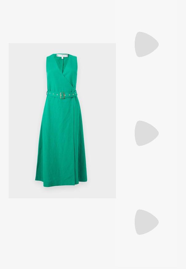 Mouwloze groene wikkeljurk met V-hals en bijpassende riem met gouden gesp en oogjes, getoond op een witte achtergrond.; Beige suède pumps met een spitse toe en een lage kittenheel, zijaanzicht op een witte achtergrond.; Beige canvas tas met bruine leren handvatten en riem, met reliëf "LANCEL PARIS 1876" aan de voorkant.; Oorbellen in goudkleur met glanzende, langgerekte druppelvormige hangers die aan kleine oorringen hangen, op een witte achtergrond.