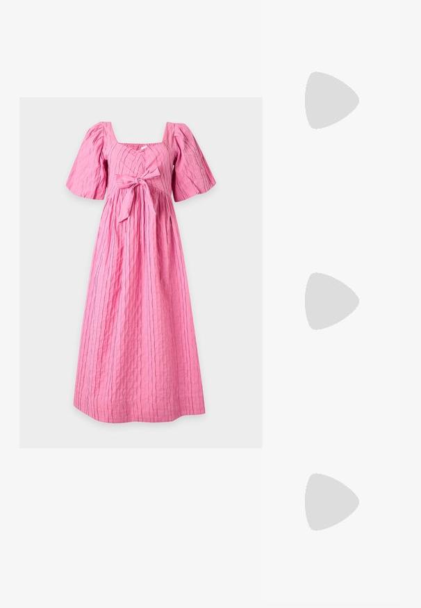 Vaaleanpunainen midimekko, jossa pystysuoria ohuita raitoja, pöyhistetyt lyhyet hihat, neliönmuotoinen pääntie ja edessä solmittava rusetti vyötäröllä.; Vaaleanpunaiset korkokengät, joissa on kukkakirjontaa ja timantteja verkkoystävällisessä päällisessä, neliömäinen kärki ja paksu lohkokorko. Yhdistetty kiiltäviin hopeanvärisiin housuihin.; Korallioloinen kantokassi, jossa on teksturoitu, kerrostettu muotoilu. Valmistettu pehmeästä kankaasta, varustettu kahdella tukevalla kahvalla ja tilavalla sisäosalla.; Hopeiset tähti-aiheiset rengaskorvakorut, joissa on sileä, kiillotettu pinta, valkoisella taustalla.