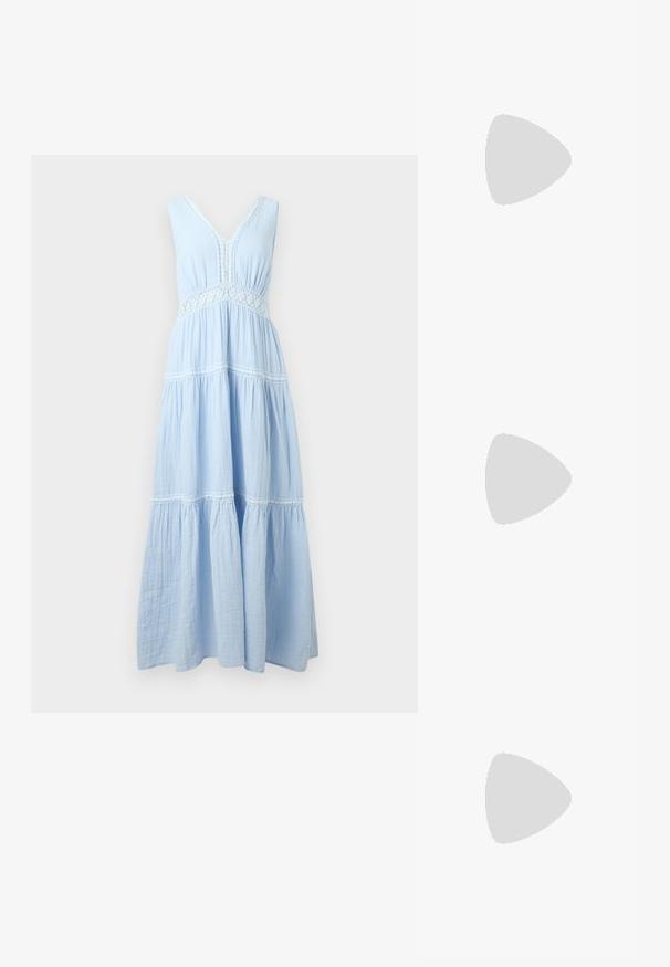 Robe maxi sans manches bleu clair avec col en V, détails en dentelle à la taille et aux étages, et panneaux de tissu froncés.; Sandale à glissière en suède beige avec deux larges brides à découpes, semelle plate et logo discret sur la semelle intérieure.; Sac à main en cuir synthétique blanc avec une forme triangulaire structurée, une bandoulière unique réglable et un rabat à courbes accentuées.; Uncommon Matters SCULPTURAL LARGE CREOLE - Boucles d'oreilles - silver-coloured
