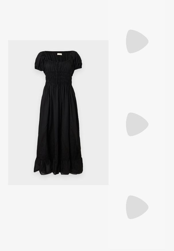 Robe midi noire avec manches bouffantes, corsage froncé, taille froncée et ourlet à volants sur fond blanc uni.; Ballerine Mary Jane noire à bout pointu avec côtés en mesh transparent décorés de clous argentés et bride avec boucle ronde.; Porte-monnaie en cuir noir avec texture froncée, cadre en métal argenté, fermeture à verrouillage kiss-lock et bandoulière en chaîne. Surface lisse et douce.; Paire de boucles d’oreilles créoles en métal argenté brillant torsadé avec un design abstrait bouclé sur un fond blanc uni.