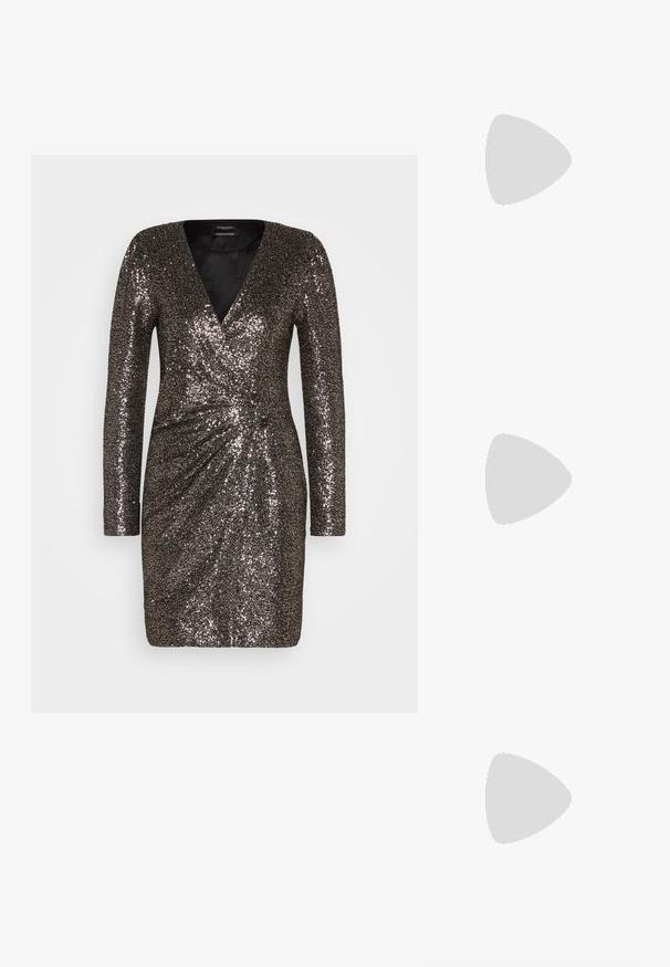 Scotch & Soda MINI DRESS IN MIXED SEQUINS - Robe de soirée - mixed metal; Escarpin à bride arrière en cuir verni noir, avec bout pointu, talon haut élancé et découpe incurvée sur le côté. Finition lisse et brillante.; Pochette argent métallique au design d'enveloppe, ornée d'un motif texturé, avec une chaîne amovible.; Boucles d'oreilles en argent avec un design de créole texturée, ornées de deux cristaux en forme de goutte d'eau transparents et d'un plus petit cristal carré en bas.