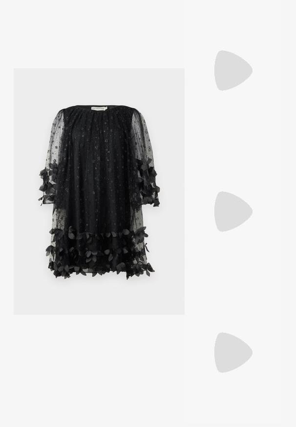 Robe noire avec des manches transparentes à motifs étoilés et des accents de tissu fleuri à l'ourlet et aux poignets. Encolure ronde, coupe décontractée.; Escarpins à talon aiguille en cuir noir, avec un design à bout pointu, présentant une découpure à l'avant et un talon fin.; Petit sac à main en cuir bordeaux avec des détails froncés, une fine bandoulière et une fermeture argentée comportant deux gros boutons ronds.; Paire de petites boucles d'oreilles créoles en argent avec des formes ondulées irrégulières et des fermoirs à tétons sur fond blanc uni.
