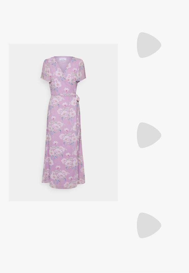 VILA VIINGRID ANCLE WRAP DRESS - Hverdagskjole - pastel lilacaop; Sølv hæle sandaler med klare stropper og blomsterudsmykninger. De har et elegant design og en skinnende finish, velegnet til formelle begivenheder.; Rektangulær lavendel clutch lavet af tekstureret materiale med glatte kanter. Har en sølv spænde lukning på toppen.; Guld hoop øreringe med tre dråbeformede, hvide perler, hver med en glat overflade og en poleret finish, forbundet af delikate kæder.