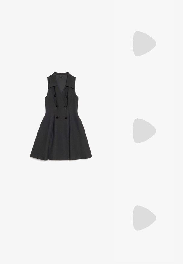 Robe noire sans manches, à double boutonnage, col large et jupe évasée, posée à plat sur un fond blanc.; Botte en cuir noir montée jusqu'au genou, avec un bout pointu, un talon aiguille haut, une finition lisse et un design simple et épuré sans ornements.; Lunettes de soleil rectangulaires noires avec des verres foncés et des accents de logo doré sur les branches, posées sur une surface grise claire.; Sac à main en cuir noir avec poignée ronde en or et bandoulière chaîne amovible en or, présentant un design froncé sur fond blanc.