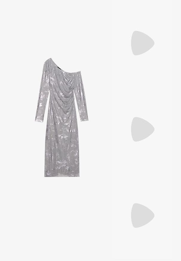 Zilveren off-the-shoulder jurk met lange mouwen, gedrapeerde stof en een gestructureerde glans. Heeft een gladde, glanzende oppervlakte met een figuurvolgende silhouet.; Zilveren hoge hak sandaal met een blokhak, open teen en enkelbandje. Gekenmerkt door een glanzende lakafwerking en een gevoerd voetbed.; ALDO FELISIA - Handtas - silver-coloured; Kruisdruppel oorbellen met hardware in zilvertint, gekenmerkt door een vierkante stud en watervallen van rechthoekige en octagonale kristallen.
