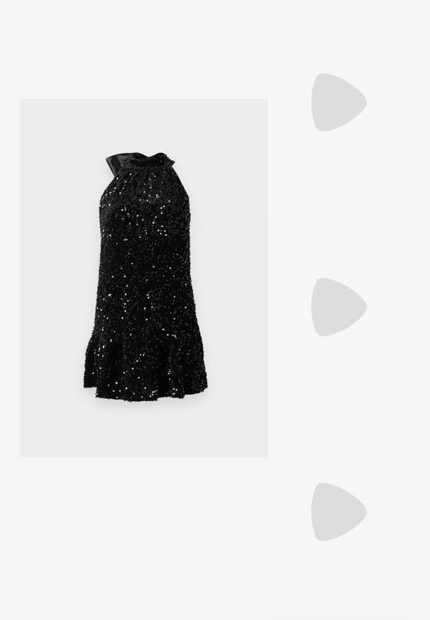 Schwarzes Pailletten-Kleid mit Halsband, tailliertem Oberteil und weit schwingendem Saum. Glatte Satinakzente am Ausschnitt setzen einen Kontrast zur strukturierten Oberfläche.; Schwarze Lackleder-Plateau-Absätze mit einem Knöchelriemen, runder Zehenform und Blockabsatz, die eine glatte, glänzende Textur präsentieren.; Silberne metallische Clutch-Tasche mit glatter Textur, Klappenverschluss und Kettenriemen. Verfügt über ein strukturiertes rechteckiges Design und gestickte Akzente.; Silberne Ohrringe mit einer organischen, abstrakten Form. Glatte, glänzende Oberfläche mit einem konischen Design. Mit dezenten Kurven und einem zentralen Linienelement.
