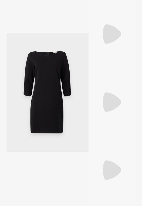 Sort kjole med trekvartærmer, scoop neckline, struktureret materiale og lynlås i ryggen, som tilbyder en tætsiddende silhuet.; Knæhøje sorte læderstøvler med en glat tekstur, lynlåse i siden og en flad sål. Støvlerne har et struktureret skaft og minimalt hardware.; Sort struktureret håndtaske lavet af læder med et topgreb, aftagelig skulderrem og detalje med frontklap. Guldhardware accenter.; Guldtonede hooop øreringe med en glat, rund form og en poleret finish. Har orange detaljer på bagsiden for sikker fastgørelse.