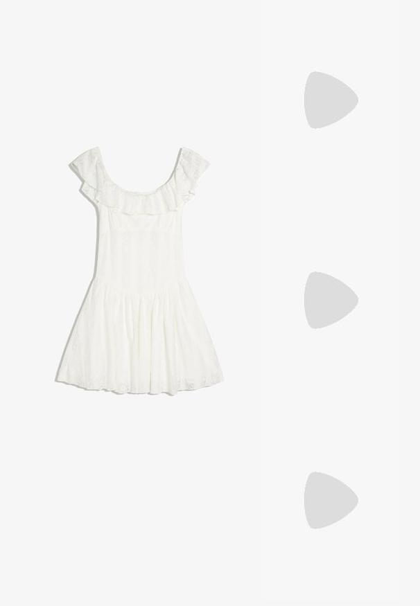 Hvid kort off-shoulder kjole med blonderstof, flæsekant i halsudskæringen og skørtdel med vidde.; Røde læder ballet flats med en rund tå og et enkelt justerbart rem over vristen. Flad sål med minimal hæl. Enkel design.; Runde, bruntonede solbriller med en glansfuld bordeauxramme. Slanke arme med diskret brandingdetalje. Flad linsedesign.; Håndvævet beige taske med træhåndtag, pyntet med rækker af store, runde perlemorsskaller, der dækker forsiden.