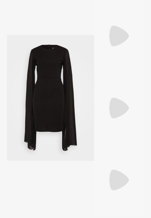 Sort kjole med tætsiddende liv og lange, gennemsigtige ærmer. Glat materiale med rund halsudskæring og lynlåslukning i ryggen.; Sort ruskind højhælet pumpe med spids tå, glat overflade og slank stiletthæl. Klassisk design med en elegant silhouette.; Metallic sølv clutch taske med et kuvert-design, udsmykket med et struktureret mønster, der har en aftagelig kæde-strop.; ALDO TAYNY - Øreringe - silver-coloured/clear